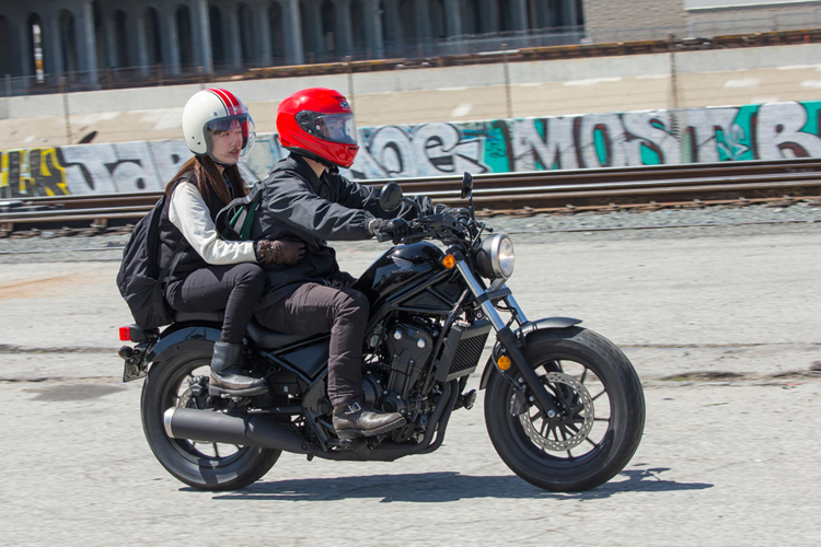 デートも快適 アメリカンと言えば女の子 ということで Honda Rebel レブル でタンデムしてみました Bike Life Lab バイク 王