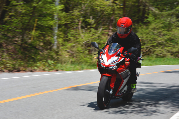 ライダーのレベルを一つ上げてくれる Honda Cbr250rr はやっぱり凄い250だった 前編 Bike Life Lab バイク王