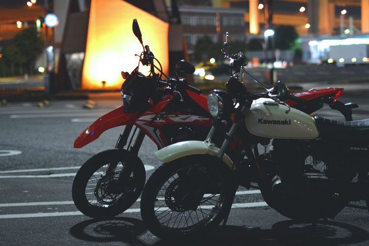 250でも余裕で楽しめちゃう 週末の夜に全開で遊ぶ都内夜ツーリング Vol 3 Bike Life Lab バイク王