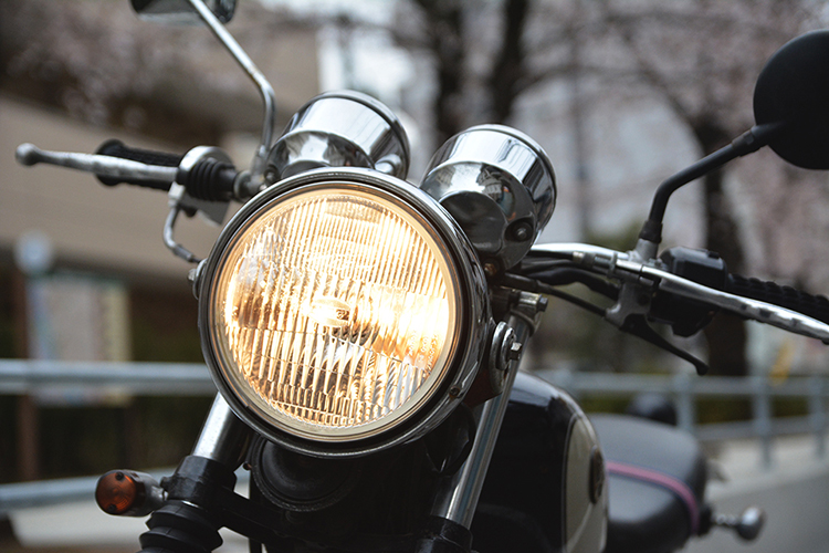 ヘッドライトは種類によって光り方が違う！バイクで使えるライト一挙