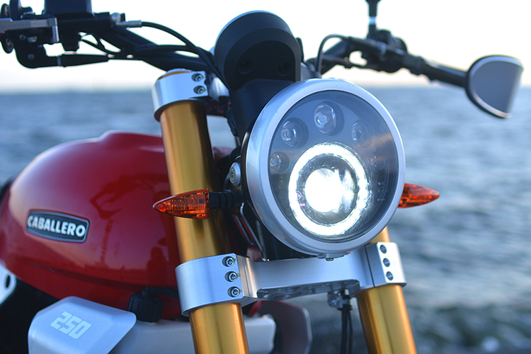 ヘッドライトは種類によって光り方が違う！バイクで使えるライト一挙紹介！ | Bike Life Lab｜バイク王