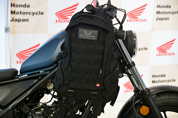 ホンダ Avirexのコラボから生まれたバイク用ミリタリーリュックがアツい 1万以下で買えて機能性抜群 Bike Life Lab バイク王