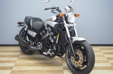 YAMAHA VMAX -「大パワーで遊ぶ時代」をもたらした、アメリカンドラッガー-