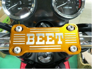テーパーバーハンドル汎用クランプブレースKIT ゴールド BEET（ビート） Z900RS