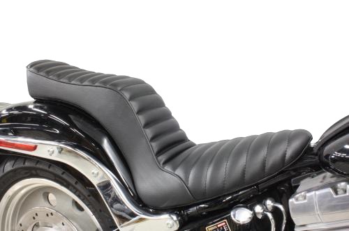 200ワイドタイヤ用　ダブルシート（タックロール） ガレージT＆F ソフテイル（SOFTAIL）