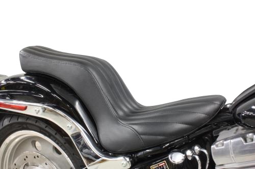 200ワイドタイヤ用　ダブルシート（バーチカル） ガレージT＆F ソフテイル（SOFTAIL）