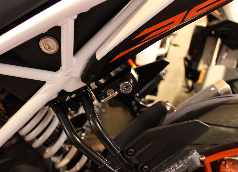 ヘルメットロック ブラック KIJIMA（キジマ） KTM 125DUKE（17年）