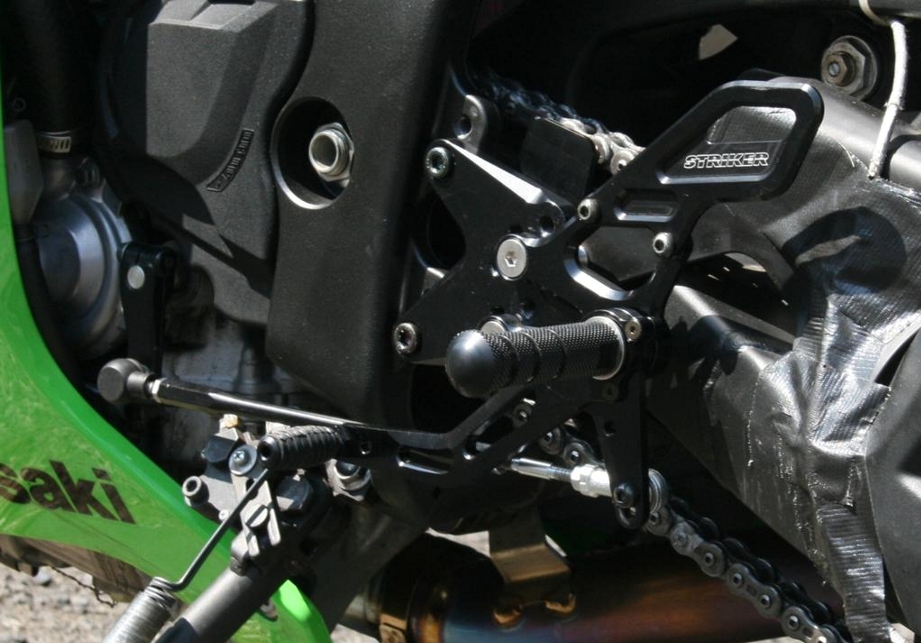 Striker Special ステップキット 8ポジション ジュラルミン ブラックアルマイト Striker ストライカー Zx 10r Ss 2137b バイク王ダイレクト