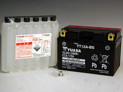 YT12A-BS（YT12A-BS互換）メンテナンスフリーバッテリー 液入り充電済 台湾ユアサ GSX-R750（00/〜03年）
