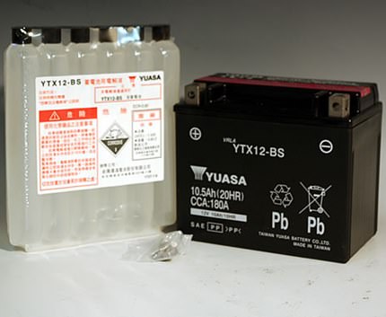 YTX12-BS（YTX12-BS互換）メンテナンスフリーバッテリー 液入り充電済 台湾ユアサ GSX-R750（92年〜）GR7BC・GR79C