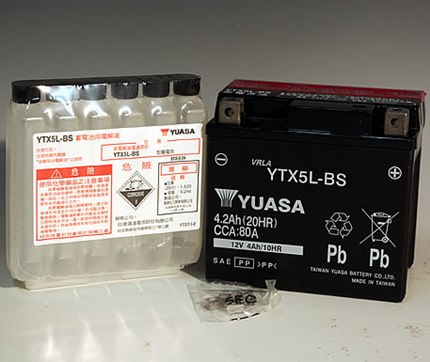 YTX5L-BS（YTX5L-BS互換）メンテナンスフリーバッテリー 液入り充電済 台湾ユアサ グランドアクシス100（GRAND AXIS）  [YTX5L-BS] - バイク王ダイレクト