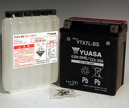 YTX7L-BS（YTX7L-BS互換）メンテナンスフリーバッテリー 液入り充電済 台湾ユアサ CBR250R（MC19・MC41）